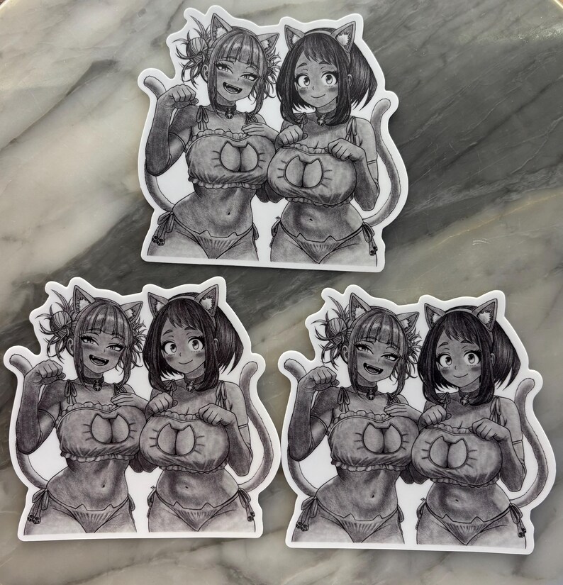 Puede incluir: Un conjunto de pegatinas de estilo anime con dos personajes femeninos con trajes con tem&aacute;tica de gatos. Las ilustraciones en blanco y negro representan a los personajes en trajes de ba&ntilde;o con orejas y colas de gato. Las pegatinas est&aacute;n sobre un fondo blanco.