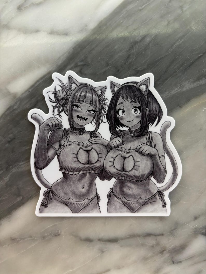 Puede incluir: Una pegatina en blanco y negro con dos personajes de estilo anime vestidos con trajes con tem&aacute;tica de gatos. Los personajes sonr&iacute;en y llevan orejas de gato. La pegatina est&aacute; sobre un fondo blanco.