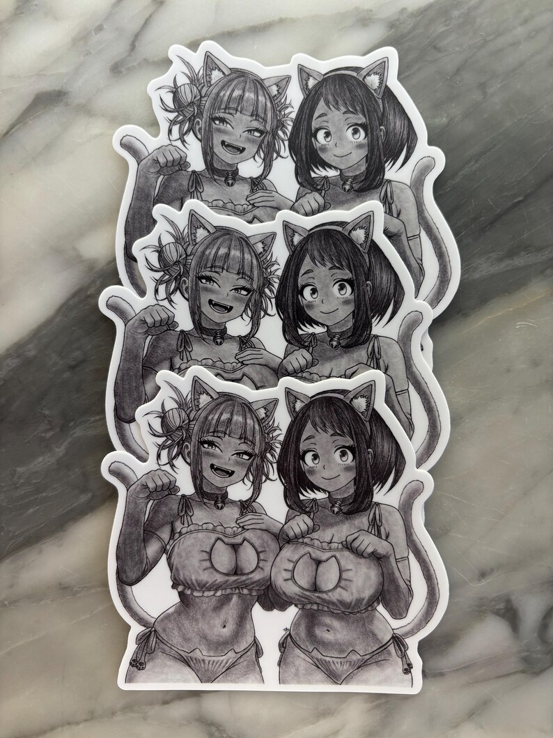 Puede incluir: Una pila de pegatinas en blanco y negro con dos personajes de estilo anime con disfraces de gato. Los personajes tienen orejas y colas de gato y est&aacute;n sonriendo. Las pegatinas est&aacute;n sobre un fondo blanco.