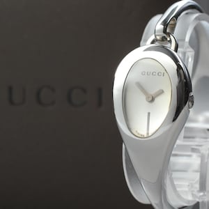 Montre pour femme Gucci 103, 21 mm, cadran blanc (ensemble complet, quasi-état neuf)
