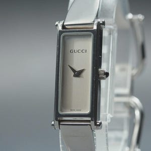 Reloj de pulsera de cuarzo vintage Gucci 1500L de 12 mm con esfera plateada para mujer, fabricado en Suiza.