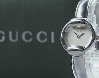 Reloj brazalete vintage GUCCI 1400L de 25 mm con esfera plateada y circonita cúbica para mujer, con caja.