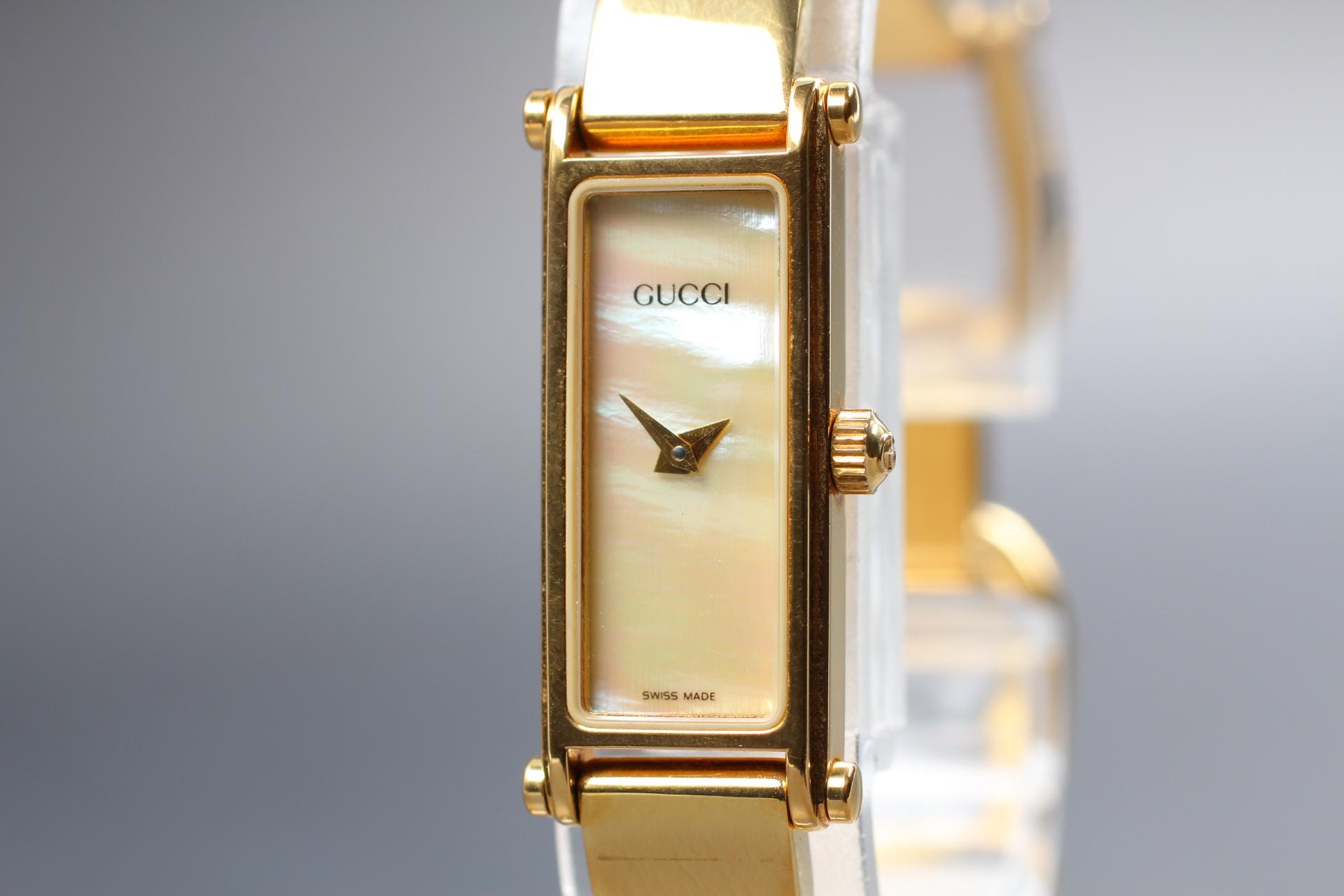 GUCCI ゴールドアナログ時計　1500L GUCCI 1500L Watch Gold Square Dial Swiss Rectangle Shell Vintage