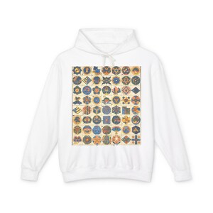 以下が含まれることがあります： カラフルな幾何学模様が特徴の白いパーカー。青、黄、赤などの円形と正方形のデザインで構成されており、視覚的に魅力的なデザインです。