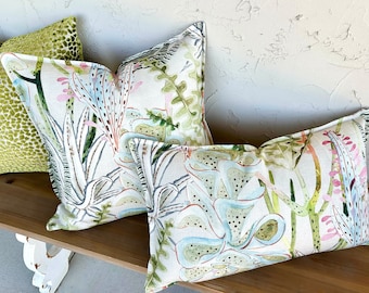 Kissenbezug mit botanischem Farn- und Sukkulentenmotiv: Leinen-Dekokissen in Pastellfarben, Aquarell-Optik, moderne Wohnaccessoires