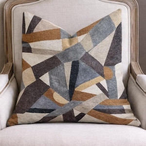 Anpassade abstrakta geometriska kuddar | Moderna texturerade neutrala toner med brunt grått och blått accentkuddar | Modern designerinredning