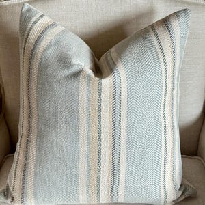 Housse de coussin en lin à rayures bleues : motif géométrique côtier