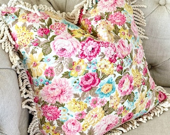 Funda de almohada floral vintage: tela de corteza con rosas rosas de los años 40, decoración rústica.