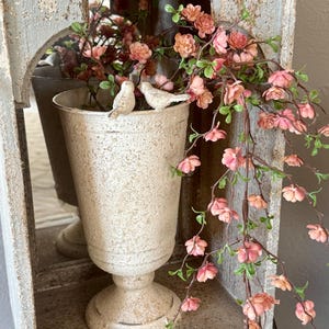 Puede incluir: Una taza de cerámica blanca con un asa negra y el texto "But First, Coffee" en negro y negrita. La taza probablemente tiene un tamaño de 325-445 ml, perfecta para una bebida matutina.