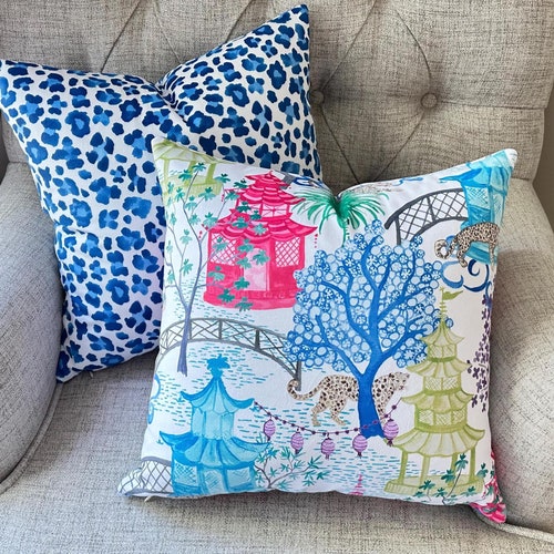 Housse de coussin en peluche chinoiserie en velours : pagode florale, imprimé léopard