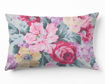 Funda de cojín lumbar floral: Rosas y lilas al estilo campestre inglés
