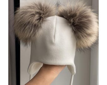 Snygga vintermössor med pälspompoms. Mysiga mössor för barn och bebisar. Handgjorda mössor för småttingar. Handgjorda pompommössor.