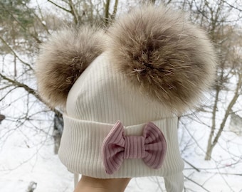Snygga vintermössor med pälspompoms. Mysiga mössor för barn och bebisar. Handgjorda mössor för småttingar. Handgjorda pompommössor.