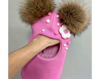 Snygg vinterbalaklava med pälspompoms. Handgjorda mössor för småttingar.