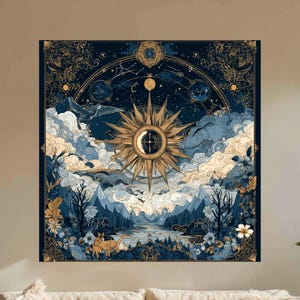 Op de afbeelding: Een groot, ingelijst kunstwerk met een hemels ontwerp. Het kunstwerk toont een gouden zon in het midden, omringd door een landschap van bergen, wolken en sterren, alles tegen een donkerblauwe achtergrond. Het kunstwerk wordt weergegeven boven een crèmekleurige bank.