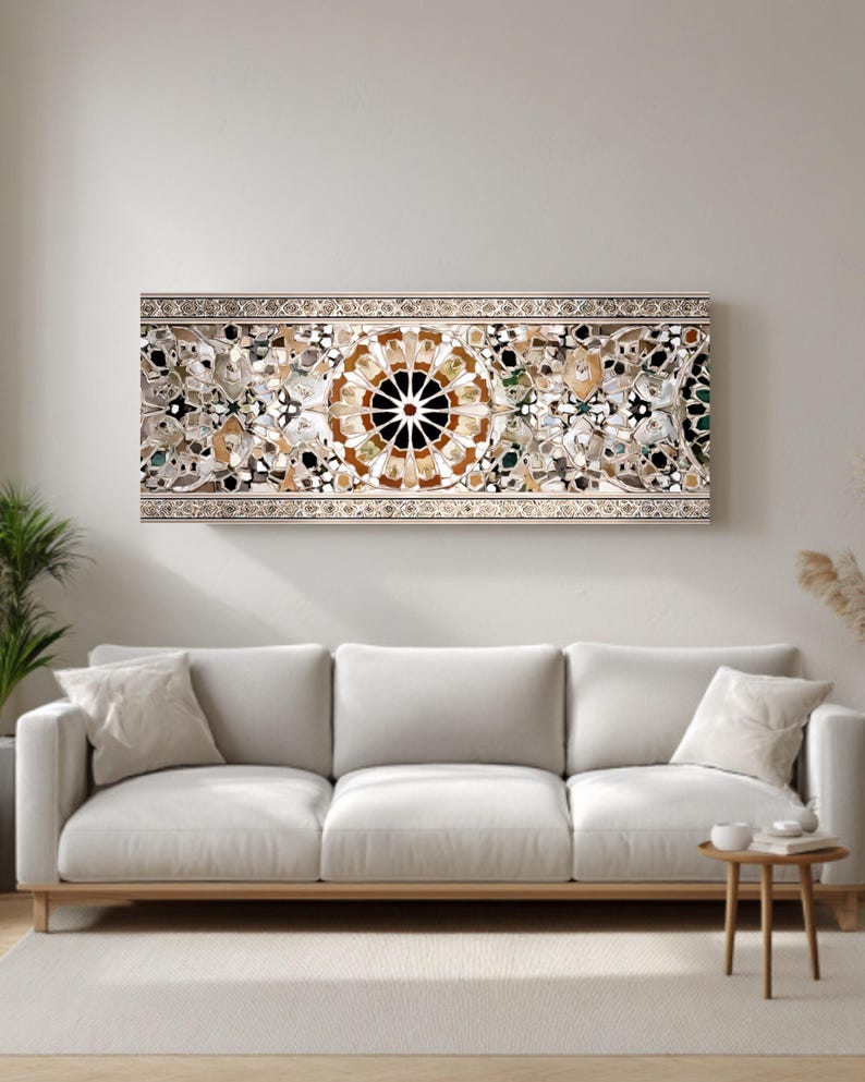 Op de afbeelding: Een rechthoekig kunstwerk met een ingewikkeld moza&iuml;ekontwerp. Het kunstwerk heeft een centraal cirkelvormig patroon in bruin en zwart, omgeven door een gedetailleerde bloemen- en geometrische rand. Het kleurenpalet omvat beige, wit en vleugjes groen.