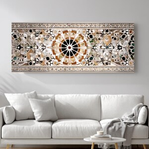 Op de afbeelding: Een rechthoekig kunstwerk voor aan de muur met een gedetailleerd moza&iuml;ekontwerp. Het kunstwerk heeft een centraal cirkelvormig patroon met een zwart centrum en uitstralende bruine en beige segmenten. De rand is lichtbeige met ingewikkelde patronen.