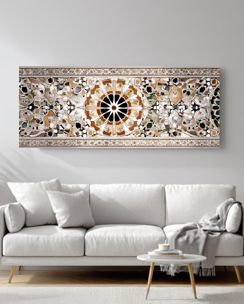 Op de afbeelding: Een rechthoekig kunstwerk voor aan de muur met een gedetailleerd moza&iuml;ekontwerp. Het kunstwerk heeft een centraal cirkelvormig patroon met een zwart centrum en uitstralende bruine en beige segmenten. De rand is lichtbeige met ingewikkelde patronen.