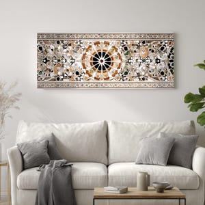 Op de afbeelding: Een rechthoekig kunstwerk voor aan de muur met een ingewikkeld moza&iuml;ekontwerp. Het kunstwerk heeft een centraal cirkelvormig patroon met stralende lijnen, omgeven door bloem- en geometrische elementen in bruin-, beige- en zwarttinten. Het stuk is omlijst met een decoratieve rand.