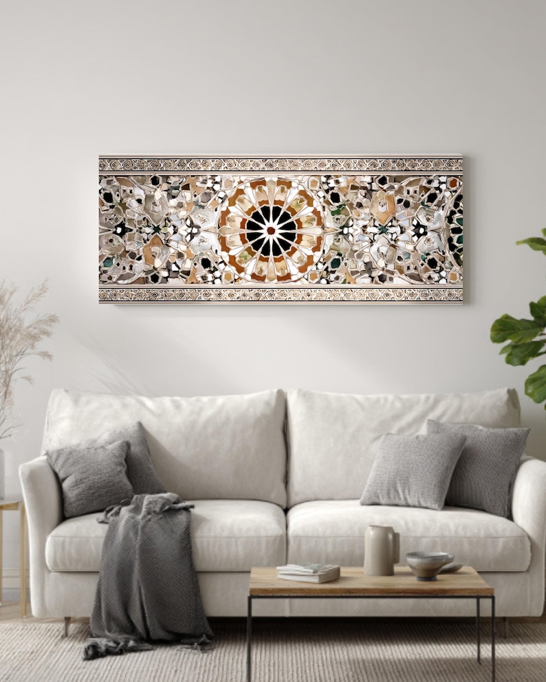 Op de afbeelding: Een rechthoekig kunstwerk voor aan de muur met een ingewikkeld moza&iuml;ekontwerp. Het kunstwerk heeft een centraal cirkelvormig patroon met stralende lijnen, omgeven door bloem- en geometrische elementen in bruin-, beige- en zwarttinten. Het stuk is omlijst met een decoratieve rand.