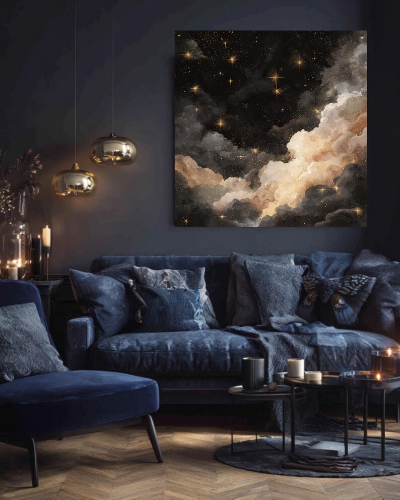 K&ouml;nnte beinhalten: Ein gro&szlig;er Leinwanddruck, der eine Nachthimmel-Szene mit dunklen Wolken, goldenen Sternen und warmem, leuchtendem Licht zeigt. Das Kunstwerk h&auml;ngt &uuml;ber einem marineblauen Sofa mit dekorativen Kissen und schafft eine gem&uuml;tliche und elegante Wohnzimmeratmosph&auml;re.