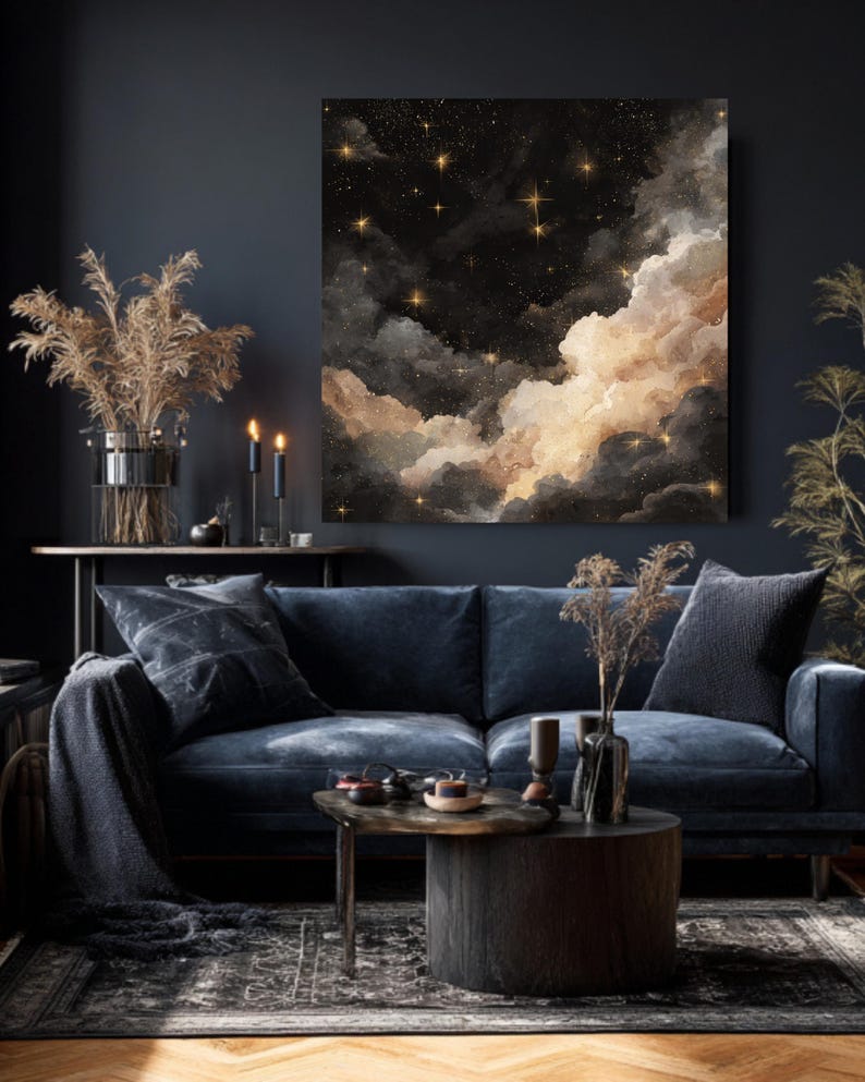 K&ouml;nnte beinhalten: Ein gro&szlig;er Leinwandkunstdruck, der eine Nachthimmel-Szene mit Wolken und Sternen zeigt. Das Kunstwerk zeigt einen dunklen Hintergrund mit goldenen Sternen und flauschigen Wolken in Wei&szlig;-, Beige- und Graut&ouml;nen. Der Druck wird &uuml;ber einem blauen Samtsofa angezeigt.
