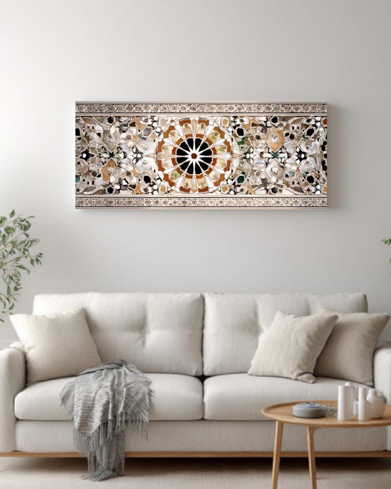 Op de afbeelding: Een rechthoekig wandkunstwerk met een gedetailleerd moza&iuml;ekontwerp. Het kunstwerk heeft een centraal cirkelvormig patroon met een donker centrum, omgeven door ingewikkelde bloemen en geometrische elementen in verschillende kleuren. Het frame is lichtbeige.