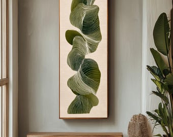 Op de afbeelding: Verticale abstracte kunstafdruk met gelaagde groene vormen en witte lijndetails op een beige achtergrond. Het kunstwerk is ingelijst in een natuurlijke houttint. Een modern decoratie-item voor in huis.