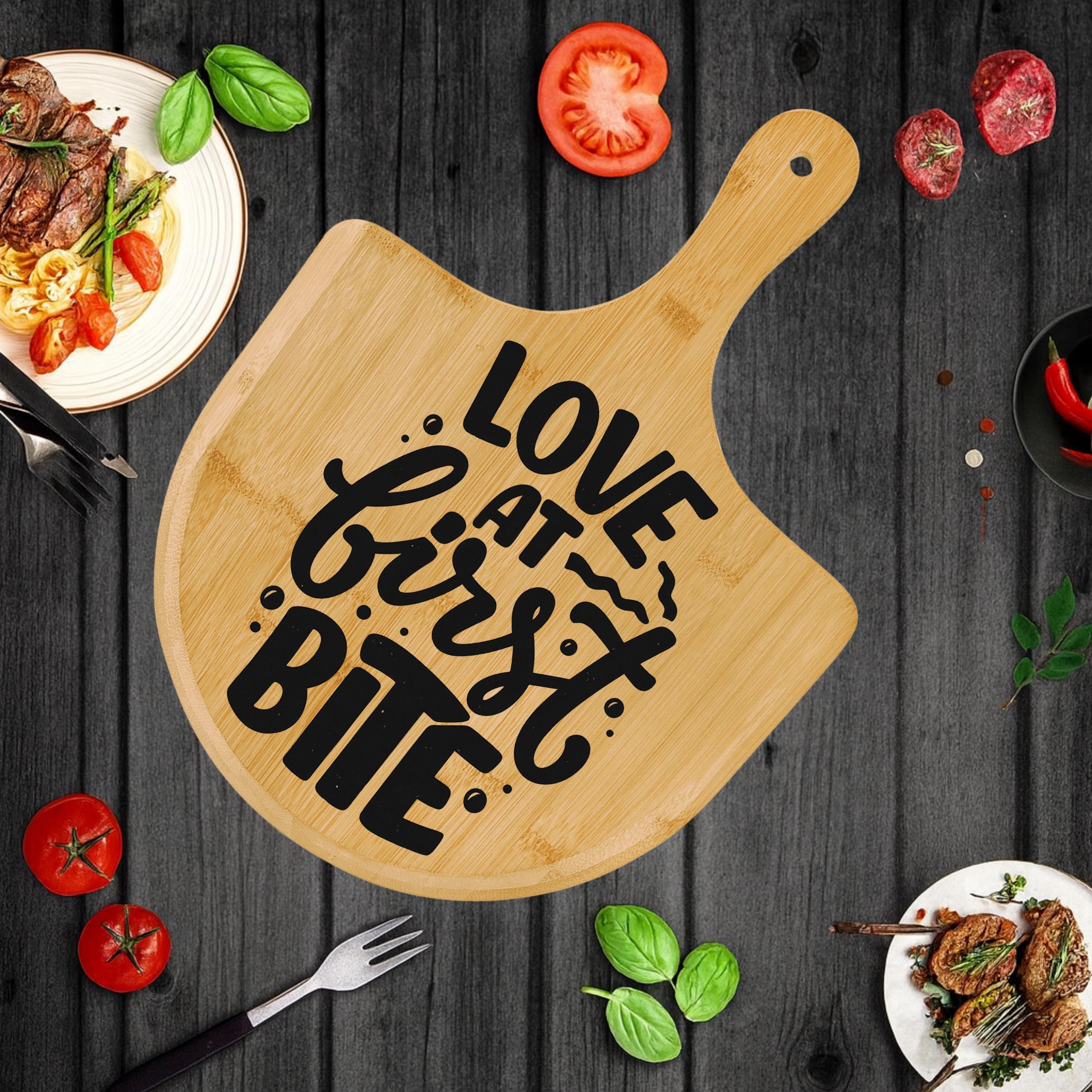 イマン　リズ　サボンフック&プライベートプレート Love at First Bite Engraved Bamboo Pizza Board, Romantic Gift for