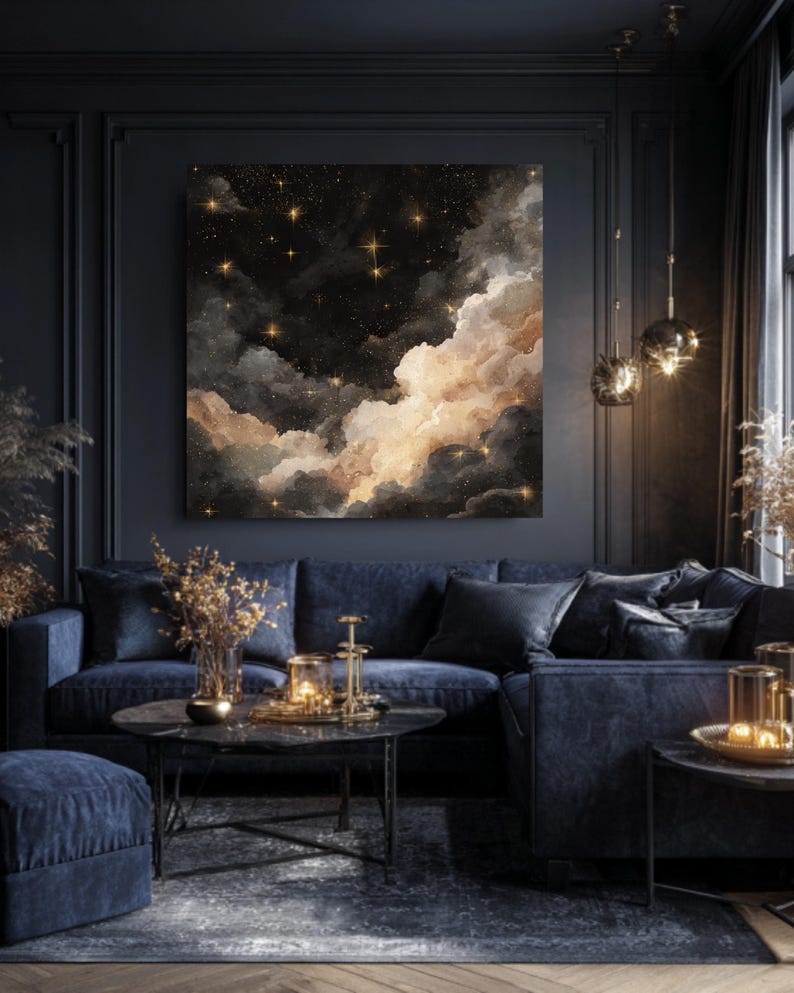 K&ouml;nnte beinhalten: Ein gro&szlig;es, gerahmtes Leinwandkunstwerk, das eine Nachthimmel-Szene mit Wolken und Sternen darstellt. Das Kunstwerk hat einen dunklen Hintergrund mit wei&szlig;en, goldenen und braunen Wolken und zahlreichen goldenen Sternen. Das Gem&auml;lde h&auml;ngt &uuml;ber einem marineblauen Ecksofa.