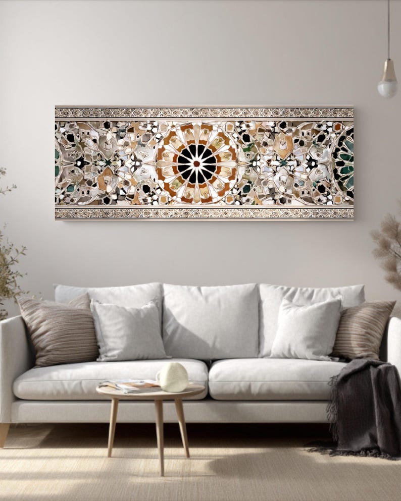Op de afbeelding: Een rechthoekig wandkunstwerk met een moza&iuml;ekontwerp. Het moza&iuml;ek heeft een centraal cirkelvormig patroon met een zwart centrum en stralende lijnen, omgeven door ingewikkelde bloemen en geometrische elementen in verschillende kleuren.