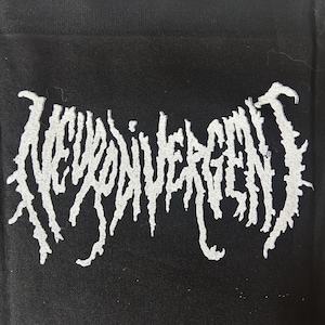 Könnte beinhalten: Schwarzer Stoffaufnäher mit dem Wort "NEURODIVERGENT" in weißer, stilisierter, gotischer Schrift. Der Text hat einen Tropfeffekt, der eine kühne und kantige Ästhetik erzeugt. Der Aufnäher ist wahrscheinlich für Kleidung oder Accessoires.