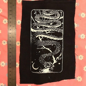 PARCHE de la carta del tarot astral SERPIENTE el destino serpenteante desciende desde lo alto mis amigos