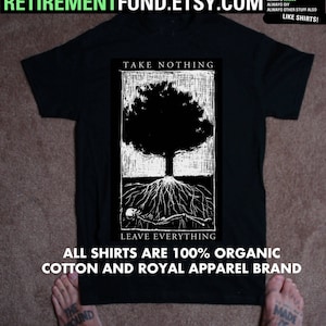 Könnte beinhalten: Schwarzes T-Shirt mit einer schwarz-weißen Grafik eines Baumes und dem Text "TAKE NOTHING LEAVE EVERYTHING". Das Shirt trägt auch den Text "ALL SHIRTS ARE 100% ORGANIC COTTON AND ROYAL APPAREL BRAND".