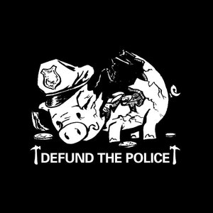 Puede incluir: Ilustración en blanco y negro de una alcancía con un sombrero de policía. La alcancía está rota y se caen monedas. El texto "DEFUND THE POLICE" está escrito debajo de la alcancía.