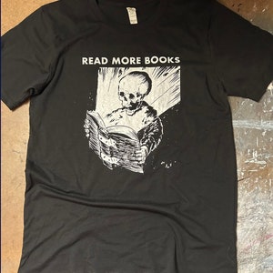 LIRE PLUS DE LIVRES Version tshirt imprimée à la main et dessinée par moi-même
