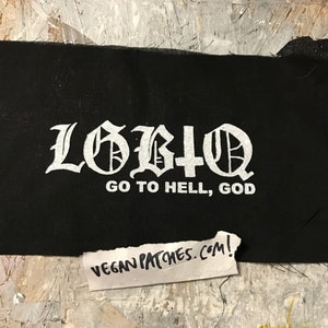 Puede incluir: Parche de tela negro con texto blanco que dice "LGBTQ GO TO HELL, GOD".