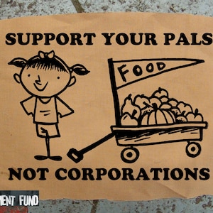 Puede incluir: Una ilustración dibujada a mano sobre un fondo de papel marrón con el texto "SUPPORT YOUR PALS NOT CORPORATIONS". La ilustración muestra a una niña empujando un carro con un letrero que dice "FOOD" y está lleno de fruta.