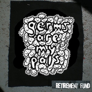 Puede incluir: Parche blanco y negro con el texto "Germs are my Paws" en una fuente estilizada. El texto está rodeado por un diseño de caras sonrientes. El parche tiene el texto "Retirement Fund" en la parte inferior.