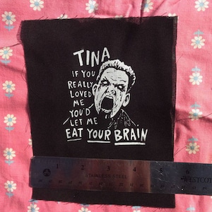 TINAAAAAA si realmente me amaras me dejarías comerte el cerebro muerto viviente PATCH jaja la mejor línea de todos los tiempos