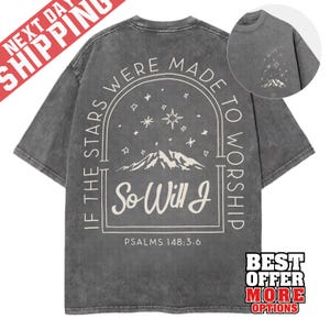 Könnte beinhalten: Dunkelgraues T-Shirt mit dem weißen Aufdruck "If the stars were made to worship, so will I". Das Design zeigt Sterne, Berge und Text. Das Shirt hat einen Vintage-Look und ist ausgewaschen.