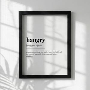 Op de afbeelding: Een set van drie keramische mokken met een gespikkelde, matte afwerking. De mokken zijn in crème, lichtgrijs en donkergrijstinten. Elke mok heeft een eenvoudig, minimalistisch ontwerp en een afgeronde handgreep.