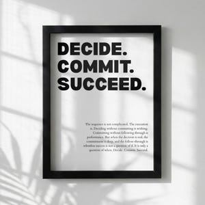 Può includere: Stampa con cornice nera con le parole "DECIDE. COMMIT. SUCCEED." in grassetto. Sotto, un paragrafo spiega la sequenza. La stampa è su sfondo bianco.