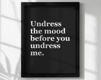 Stampa artistica da parete con tipografia / Citazione "Undress the Mood" / Decorazione minimalista per la casa / Download digitale e stampa fisica