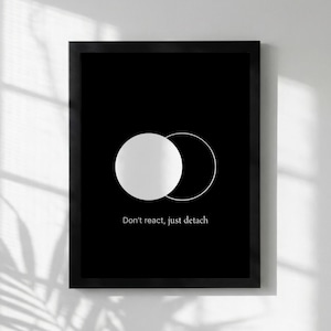 Puede incluir: Impresión artística enmarcada en negro y blanco. La obra presenta un círculo blanco que se superpone a un contorno blanco de un círculo sobre un fondo negro. El texto "Don't react, just detach" está en la parte inferior.
