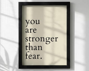 Póster con cita inspiradora "Eres más fuerte que el miedo" / Arte de pared minimalista moderno / Lámina motivacional para oficina / Decoración con tipografía sencilla
