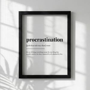 Poster met definitie van uitstelgedrag | Betekenis grappig uitstel | Muurkunst in woordenboekstijl | Motiverende citaat print | Humor