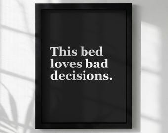 Stampa artistica da parete con citazione divertente / "Questo letto ama le cattive decisioni" / Decorazione umoristica per la camera da letto