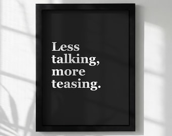 Stampa minimalista con citazione / "Meno chiacchiere, più scherzi" / Poster con tipografia moderna / Decorazione murale per la casa