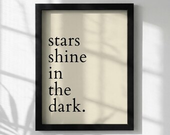 Póster con cita inspiradora "Las estrellas brillan en la oscuridad" / Arte mural minimalista moderno / Lámina motivacional para oficina / Decoración con tipografía sencilla